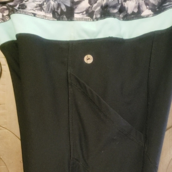 BUNDLE of 3 crop leggings - Picture 2 of 4